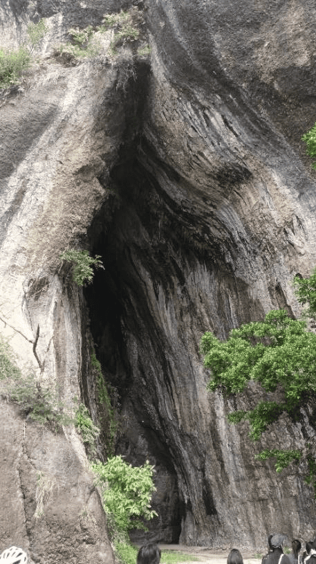 靈巖洞。為八仙洞中最高大的洞,狹長型。