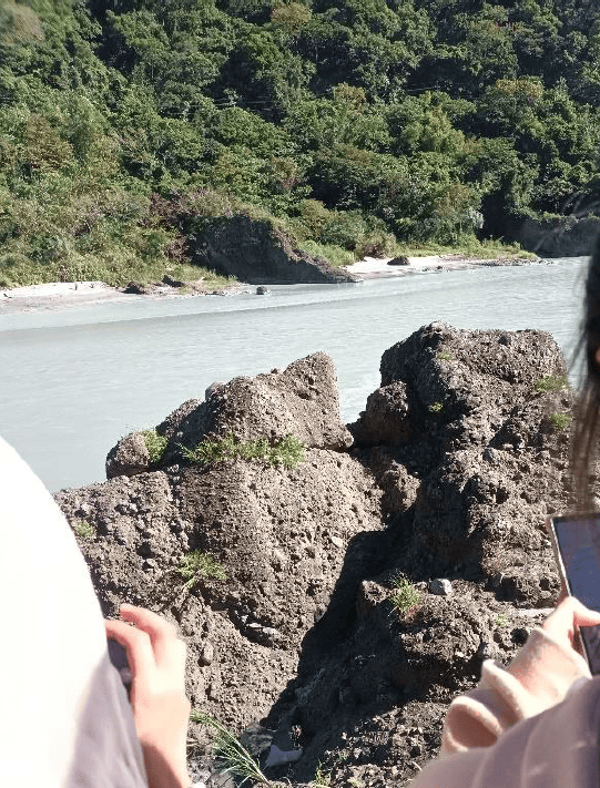 從秀姑巒溪兩側岩壁崩落下來的角礫岩