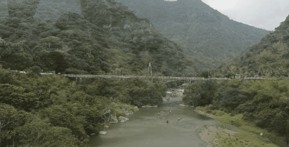東河舊橋側拍。橋的兩端地形不同，導致兩側橋墩的構造不相同。