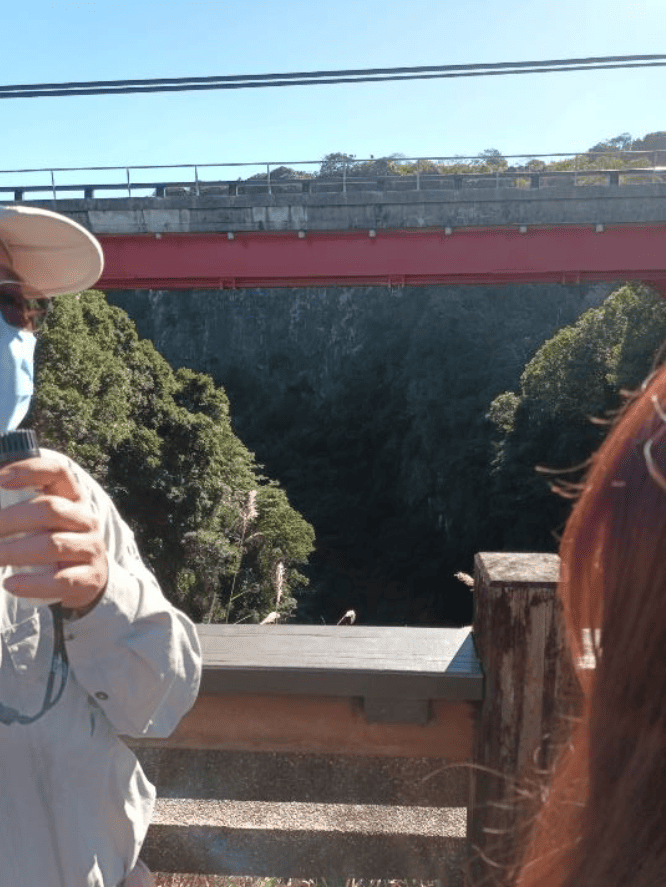 18 號橋東側的峽谷地形，青灰色的岩石是砂頁岩，上方紅色的橋是 18 號橋，我們走的是舊橋。
