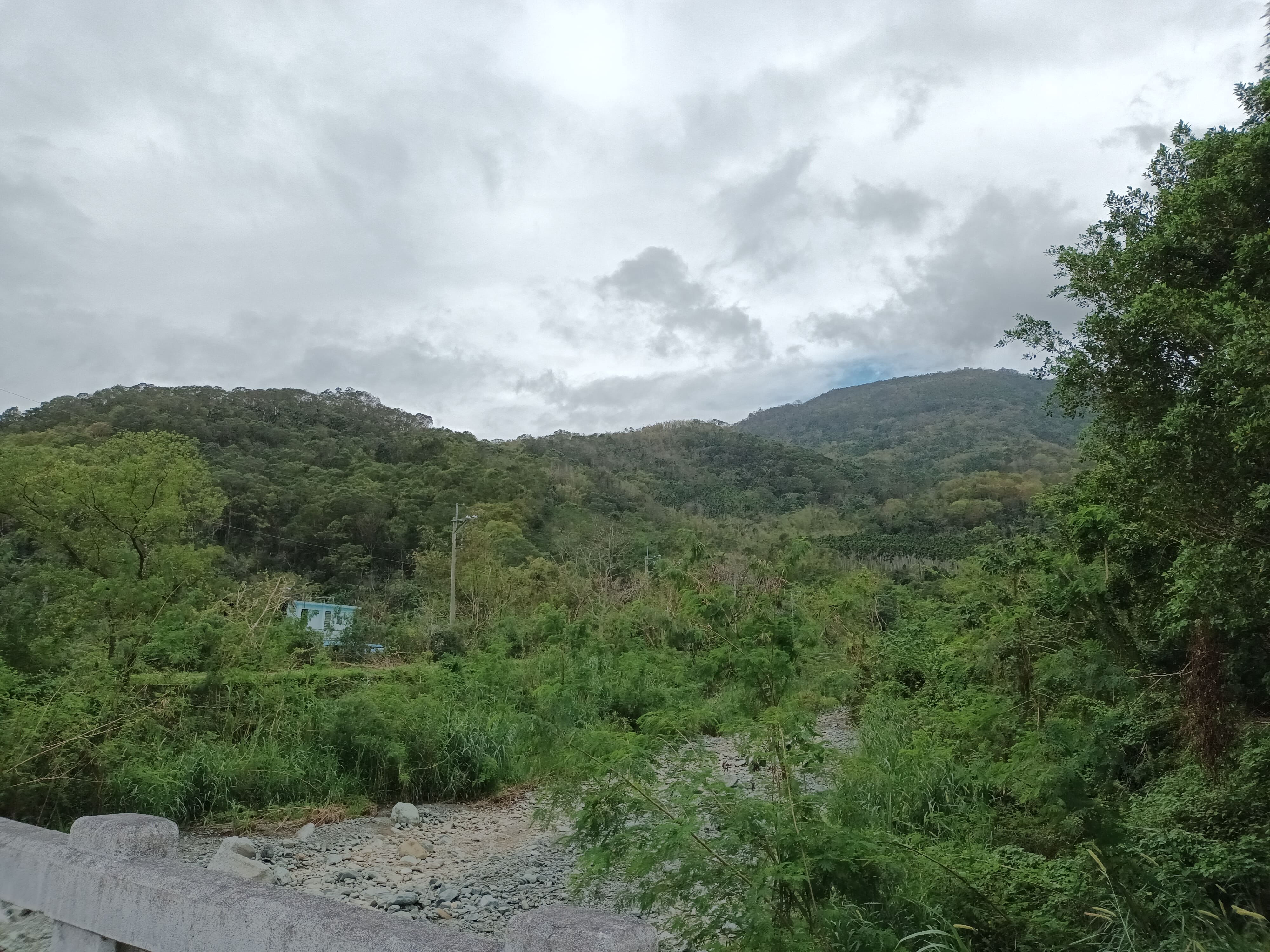 富源溪支流。後方山脈為玉里層。