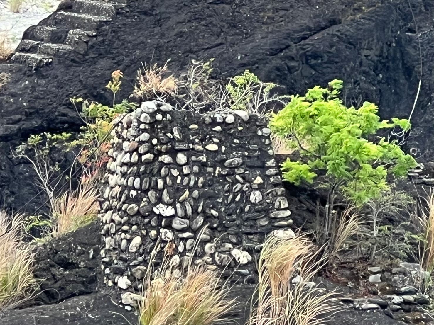 岩石上的階梯是當時配合流籠過溪時所留下來。