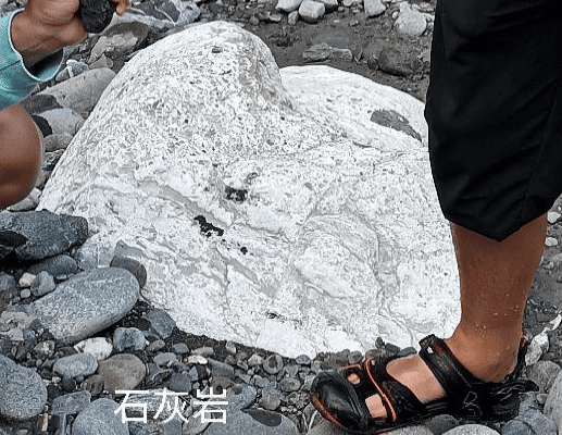 河床上來自海岸山脈的火成岩