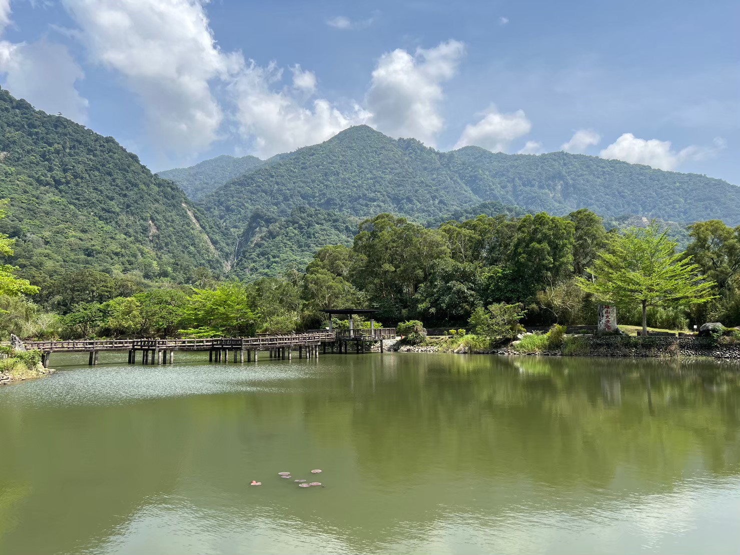 羅山大魚池。當地稱之為大埤塘，是一個斷層自然湧水及因泥火山的泥漿堰塞而成的湖泊。早期居民用池水於灌溉，現建築道，用於觀光休憩。