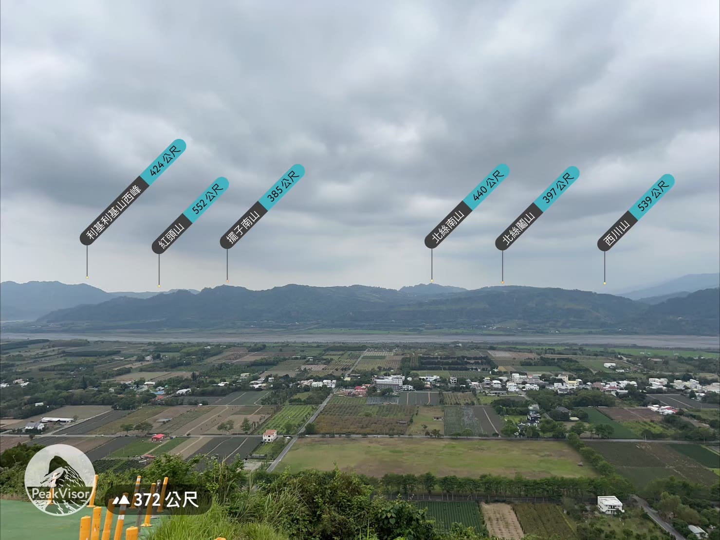 下方的聚落所在為龍田階地，往下為鹿野溪溪床附近，表示此區域正在不斷地往上抬升，同時河流也不斷地往下侵蝕。遠方看起來像是被切穿的部分，推測可能為兩個斷層經過而切穿，其中一個為鹿野斷層。