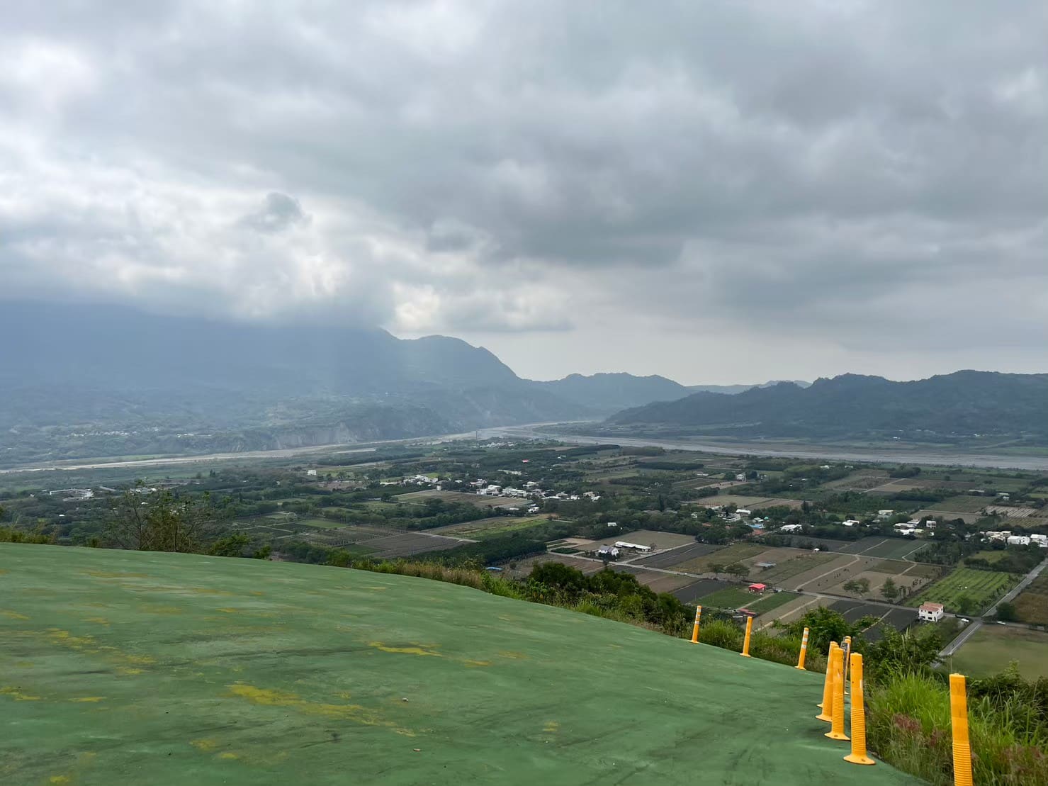 遠方高凸起的部分為海岸山脈南端，雲遮住的山是都蘭山（利吉惡地），為海岸山脈南側最高峰。前方的溪是卑南大溪，有一座橋名為鸞山大橋。