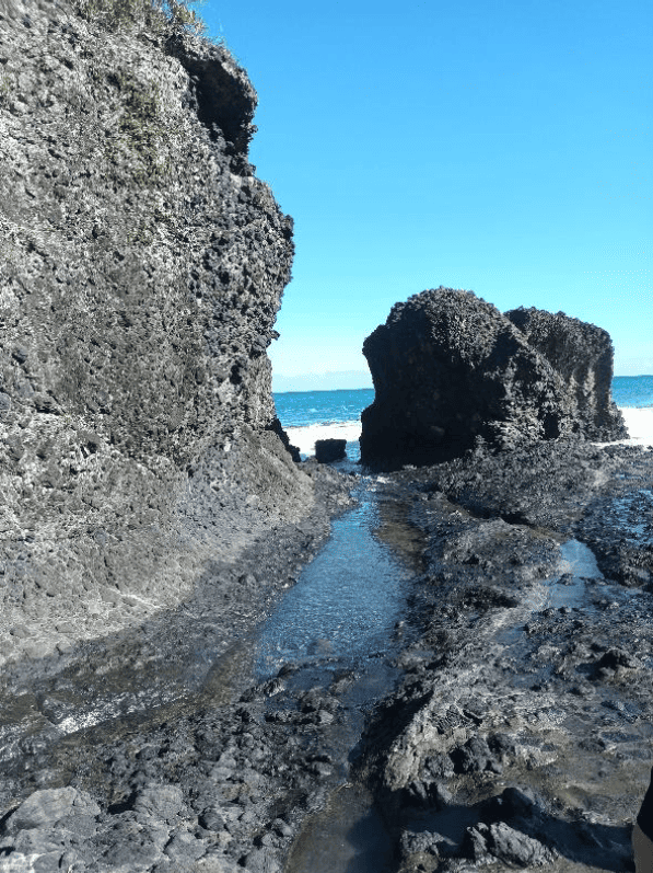 石門中的海蝕柱