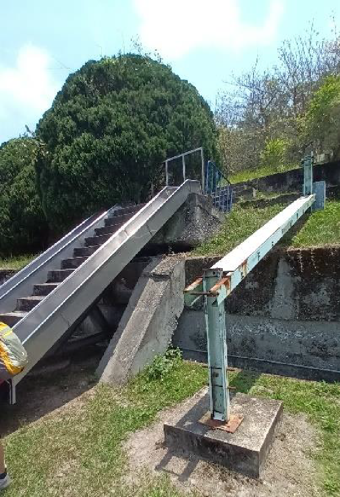 大坡國小的溜滑梯,旁邊淺藍色的儀器為潛變儀。