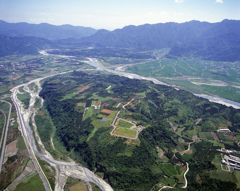 舞鶴台地空拍照。右邊為秀姑巒溪主流、左邊為紅葉溪。圖中間為舞鶴台地，是中央山脈中唯一單獨延伸出來躺在中央的台地。
