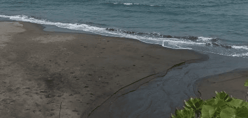 烏石鼻的海灣,八里灣層的砂岩。(一層一層的部分)
