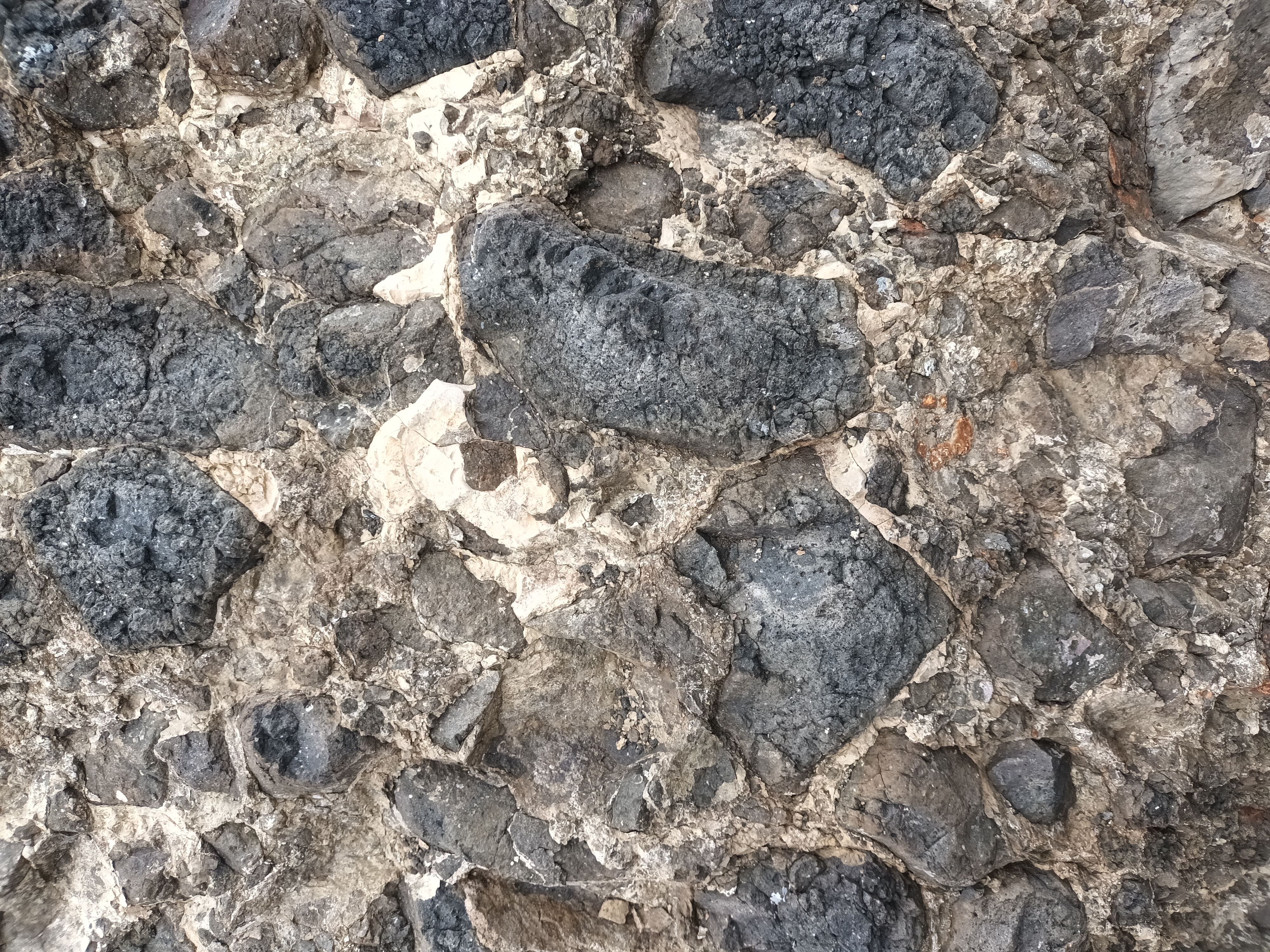 烏石鼻的火成岩。