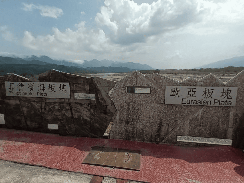 橫跨兩個板塊以及橫跨秀姑巒溪的舊玉里大橋（玉富舊鐵橋）。